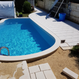 Piscine Extérieure en Béton : Conception sur Mesure pour un Espace de Détente Exceptionnel Blanquefort